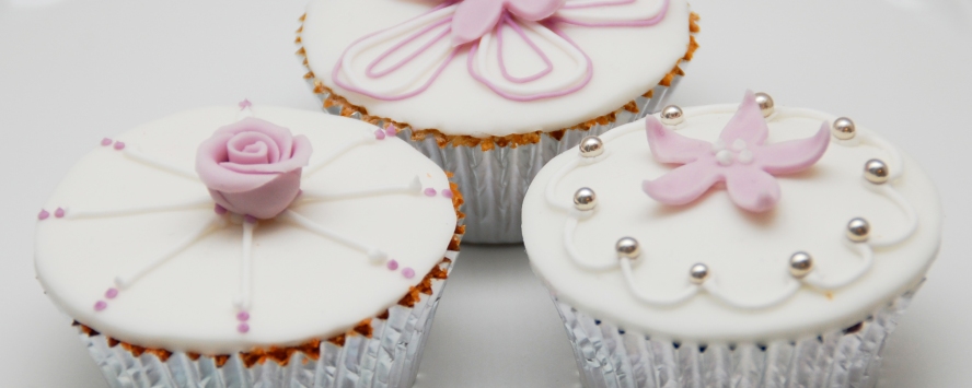 Vanilla wedding cupcakes with sugar icing and decoration
